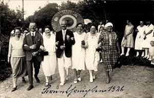 Foto Ansichtskarte / Postkarte Gruppenaufnahme von Männernund Frauen 1926