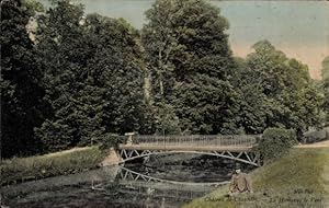 Ansichtskarte / Postkarte Chantilly Oise, Chateau, Le Hameau de l'ent, Brücke, Mann im Gras