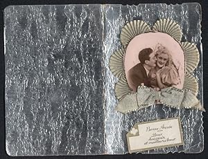 Oblaten-Ansichtskarte Portrait eines turtelnden Paares mit einer Schleife aus Stoff aufgeklebt au...