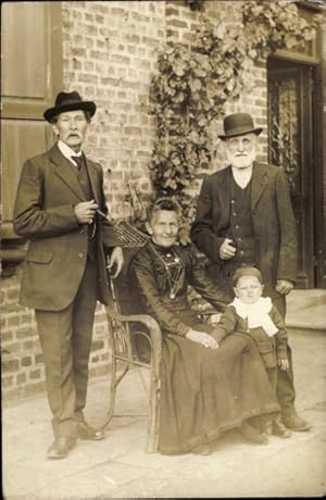 Foto Ansichtskarte / Postkarte Frau mit kleinem Jungen, zwei Männer, Portrait