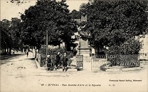 Ansichtskarte / Postkarte Épinal Lothringen Vosges, Rue Jeanne d'Arc, le Square, Denkmal