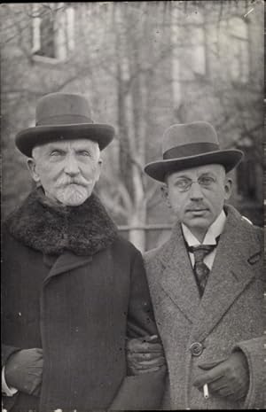 Foto Ansichtskarte / Postkarte Zwei Männer mit Hüten, Zigarette, Portrait