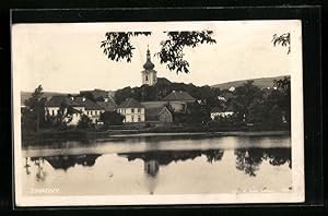 Ansichtskarte Zinkovy, Blick übers Wasser zum Kirchturm