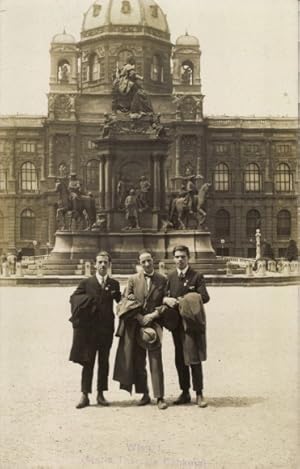 Foto Ansichtskarte / Postkarte Wien, Maria-Theresia-Denkmal, Drei junge Männer