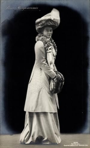 Ansichtskarte / Postkarte Kronprinzessin Cecilie von Preußen, Standportrait mit Hut, Pelzmuff, Li...