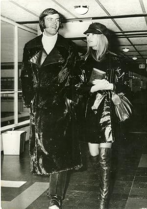 "Brigitte BARDOT et Patrick GILLES" A l'aéroport de Londres le 12 décembre 1968 / Photo de presse...
