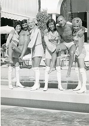 "A l'eau LES FRÈRES ENNEMIS par LES PARISIENNES " Au Palm Beach de Cannes le 12 août 1970 / Photo...