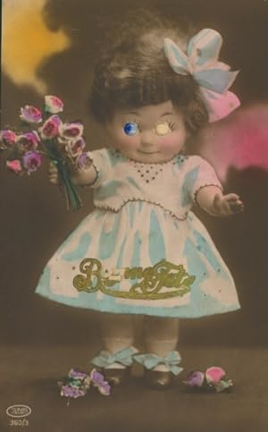 Material Ansichtskarte / Postkarte Glückwunsch, Mädchen mit Plastikaugen, Puppe, Blumenstrauß