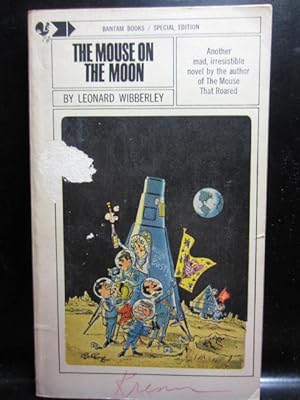 Seller image for THE MOUSE ON THE MOON (The third book in the Grand Fenwick series) for sale by The Book Abyss