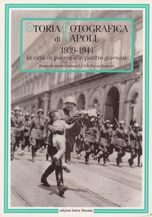 Bild des Verkufers fr Storia fotografica di Napoli (1939-1944). La citt in guerra e le quattro giornate. zum Verkauf von FIRENZELIBRI SRL