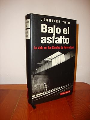Seller image for BAJO EL ASFALTO. LA VIDA EN LOS TUNELES DE NUEVA YORK (GALAXIA GUTENBERG) for sale by Libropesa