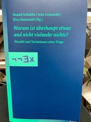 Bild des Verkufers fr Warum ist berhaupt etwas und nicht vielmehr nichts? : Wandel und Variationen einer Frage. Die Frage Warum ist berhaupt etwas und nicht vielmehr nichts? gehrt zu den ebenso traditionsreichen wie umstrittenen Problemen der Philosophie. Bereits mehrmals in die Mottenkiste der Philosophiegeschichte verbannt, erlebt sie doch zuverlssig ihre Renaissancen. Der vorliegende Band nimmt sich der Grundfrage in einer ideengeschichtlichen Perspektive an. Dabei stellt sich heraus, dass die systematisch keineswegs erst mit Leibniz auftauchende Frage in ihrer Geschichte von der Antike bis zur gegenwrtigen analytischen Philosophie nicht nur jeweils unterschiedliche Antworten provoziert hat, sondern vor allem auch ganz verschieden gestellt worden ist: Formuliert Leibniz Pourquoi il y a plus tt quelque chose que rien?, heit es bei Schelling Warum ist nicht nichts, warum ist berhaupt etwas?, whrend Schopenhauer ihr eine existentielle Wendung gibt (Lieber nichts als etwas). Heideggers Aus zum Verkauf von bookmarathon