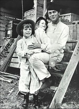 Seller image for LAMINA 37191: Tony Curtis con sus hijos for sale by EL BOLETIN