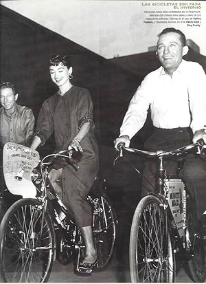 Seller image for LAMINA 37251: Audrey Hepburn en bicicleta for sale by EL BOLETIN