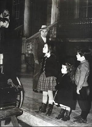 Seller image for LAMINA 37193: Charles Chaplin con tres de sus hijos for sale by EL BOLETIN