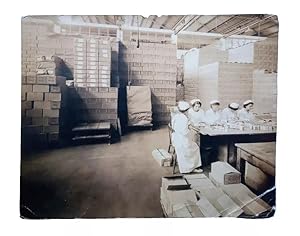 Imagen del vendedor de Operarias trabajando en la f�brica argentina de la Crema Hinds a la venta por Apartirdecero