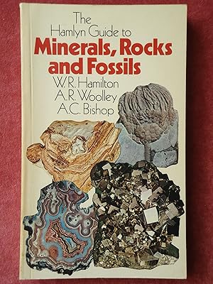 Immagine del venditore per THE HAMLYN GUIDE TO MINERALS, ROCKS AND FOSSILS venduto da GfB, the Colchester Bookshop