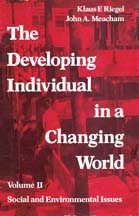 Immagine del venditore per Developing Individual in a Changing World : Social and Enviornmental Issues venduto da GreatBookPrices