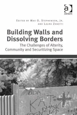 Imagen del vendedor de Building Walls and Dissolving Borders : The Challenges of Alterity, Community and Securitizing Space a la venta por GreatBookPricesUK