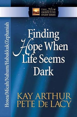 Imagen del vendedor de Finding Hope When Life Seems Dark: Hosea, Micah, Nahum, Habakkuk, and Zephaniah (The New Inductive Study Series) a la venta por Blue Vase Books