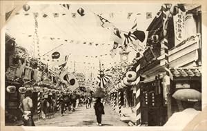 Bild des Verk�ufers f�r Ansichtskarte / Postkarte Japan, Stra�enpartie, Festschmuck zum Verkauf von akpool.de - akpool GmbH