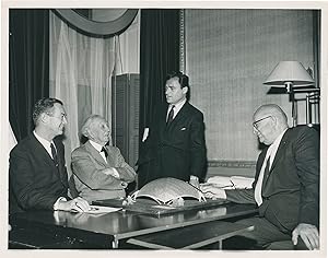 Bild des Verk�ufers f�r Original photograph of Frank Lloyd Wright, Sylvester Weaver, Michael Todd, and Henry J. Kaiser, 1957 zum Verkauf von Royal Books, Inc., ABAA