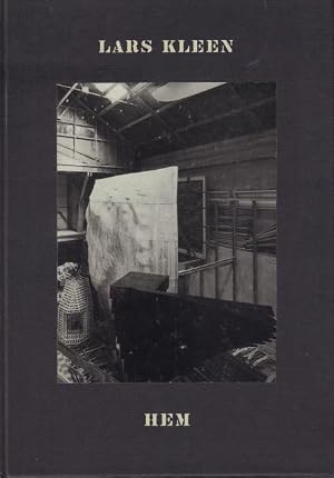 Imagen del vendedor de Hem. En utst�llning i Malm� Konsthall. Fotografier Gunnar Smoliansky. Texter: Lars Kleen, Bj�rn Springfeldt och Lars Westman. a la venta por R�nnells Antikvariat AB