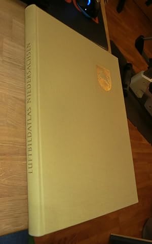 Immagine del venditore per Luftbildatlas Niedersachsen Eine Landeskunde in 86 farbigen Luftaufnahmen venduto da Dipl.-Inform. Gerd Suelmann