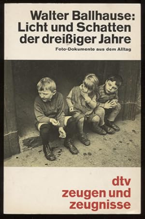 Bild des Verk�ufers f�r Licht und Schatten der drei�iger Jahre: Foto-Dokumente aus dem Alltag. Vorwort von Fritz Rudolf Fries. (= dtv 10501: dtv Zeugen und Zeugnisse.) zum Verkauf von Antiquariat Neue Kritik