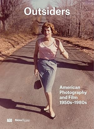 Imagen del vendedor de Outsiders: American Photography and Film 1950s-1980s a la venta por ebooks Keystone