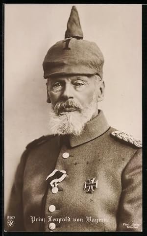 Imagen del vendedor de Foto-Ansichtskarte Portr�t Prinz Leopold von Bayern in Uniform mit Pickelhauben�berzug Rgt. 1 a la venta por Bartko-Reher