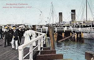 Imagen del vendedor de Nordseebad Cuxhaven. Ankunft des Salondampfers "Cobra". Ansichtskarte in farbigem Lichtdruck. Abgestempelt Cuxhaven 13.07.1906. a la venta por Antiquariat Heinz Tessin