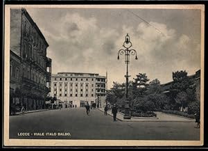 Imagen del vendedor de Cartolina Lecce, Viale Italo Balbo con lampioni e passanti a la venta por Bartko-Reher