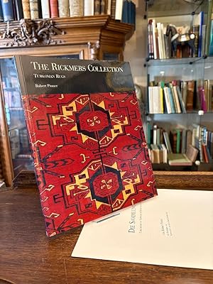 Bild des Verk�ufers f�r The Rickmers Collection - Turkoman Rugs in the Ethnographic Museum Berlin / Diue Sammlung Rickmers - Turmkenische Teppiche im Museum f�r V�lkerkunde Berlin. Mit Beitr�gen von Siawosch U. Azadi und Gisela Dombrowski. zum Verkauf von Antiquariat an der Stiftskirche