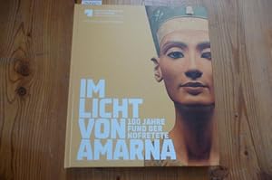 Immagine del venditore per Im Licht von Amarna 100 Jahre Fund der Nofretete ; [zur Ausstellung "Im Licht von Amarna - 100 Jahre Fund der Nofretete" vom 07. Dezember 2012 - 13. April 2013] venduto da Gebrauchtb�cherlogistik  H.J. Lauterbach