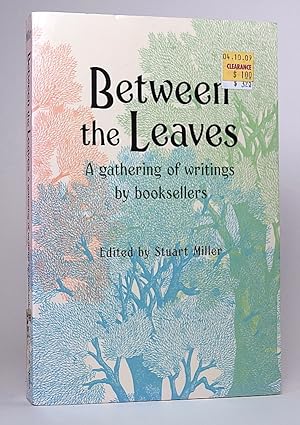 Bild des Verkufers fr Between the Leaves: A Gathering of Writings by Booksellers. zum Verkauf von Librarium of The Hague