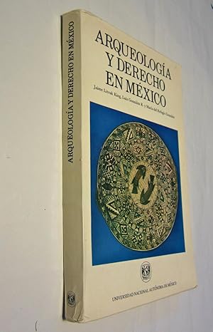 Seller image for Arqueologa y derecho en Mxico. Edicin de Jaime Litvak King, Luis Gonzlez R. y Mara del Refugio Gonzlez. for sale by Viator Used and Rare Books