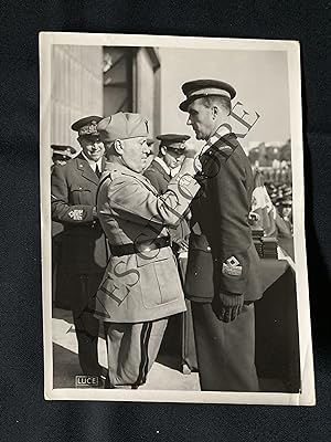 PHOTOGRAPHIE MUSSOLINI DECORANT UN OFFICIER APRES LA BATAILLE DE PANTELLERIA (JUIN 1943)