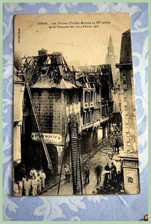 Bild des Verkufers fr Carte Postale Ancienne - (22) DINAN Les Porches (vieilles maisons du XV sicle) aprs l'incendie des 3 et 4 fvrier 1907. Sapeurs Pompiers, Echelles zum Verkauf von JOIE DE LIRE