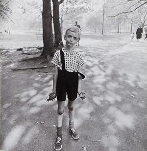 Bild des Verkufers fr Diane Arbus: An Aperture Monograph [RARE VARIANT] zum Verkauf von ERIC CHAIM KLINE, BOOKSELLER (ABAA ILAB)