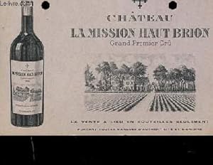 CARTE POSTALE EN NOIR ET BLANC REPRESENTANT LE DOMAINE LA MISSION DU HAUT BRION ET UNE BOUTEILLE ...