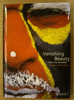 Image du vendeur pour Vanishing Beauty. Indigenous Body Art and Decoration. mis en vente par Frans Melk Antiquariaat