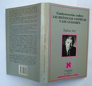 Image du vendeur pour Controversias Sobre Las Distancias Cosmicas y Los Cuasares mis en vente par La Social. Galera y Libros