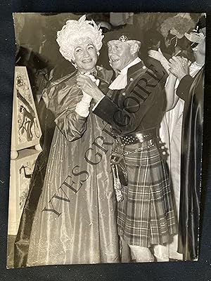 LE DUC ET LA DUCHESSE DE WINDSOR AU BAL-PHOTOGRAPHIE