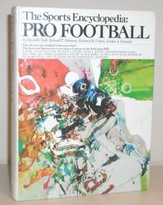 Imagen del vendedor de The Sports Encyclopedia: Football a la venta por Ray Dertz