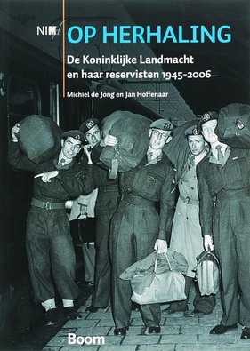 Imagen del vendedor de Op herhaling. De Koninklijke Landmacht en haar reservisten 1945-2006. a la venta por Frans Melk Antiquariaat