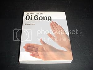 Immagine del venditore per Los Secretos del Qi Gong (Spanish Edition) venduto da Once Upon A Time