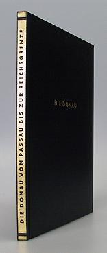 Imagen del vendedor de Die Donau von Passau bis zur Reichsgrenze. Aufnahmen von Helga Glassner. a la venta por Antiquariat An der Rott Oswald Eigl