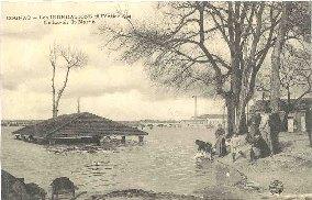 Image du vendeur pour Carte Postale Ancienne - COGNAC - LES INONDATIONS 18 Fvrier 1904. Le Lavoir St-Martin. mis en vente par JOIE DE LIRE