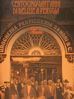 Image du vendeur pour CENTOCINQUANT'ANNI DI DELIZIE A PERUGIA. SANDRI dal 1860. mis en vente par EDITORIALE UMBRA SAS